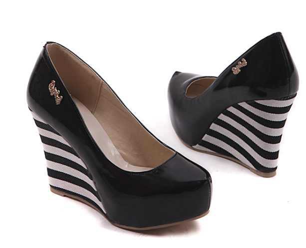 [NWOT] パテントレザー ストライプ柄ウェッジ プラットフォームパンプス　ブラック