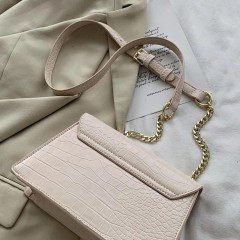 ツイストロック クロコエンボス クロスボディバッグ